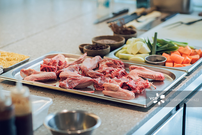 厨房餐桌上的鸡肉菜肴的食材图片素材