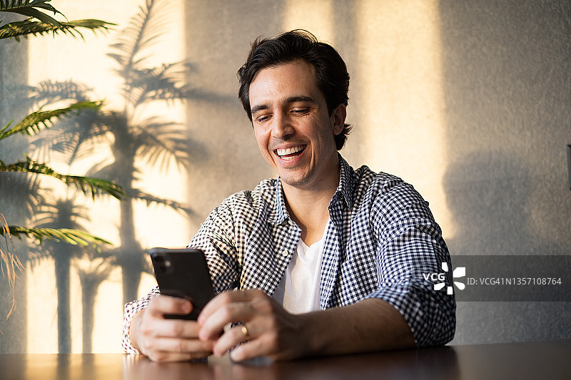 中年男人在家使用手机图片素材