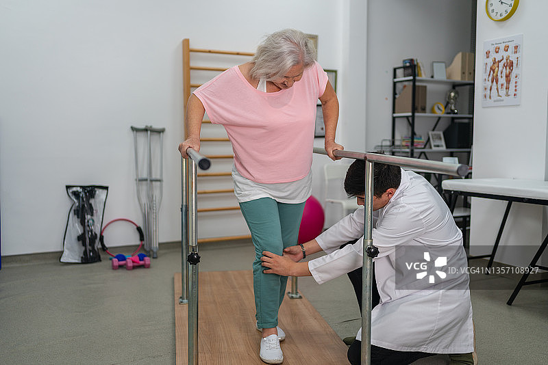 医生与病人在康复中心进行物理治疗图片素材