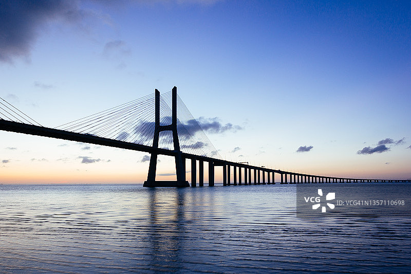 葡萄牙里斯本日出时分的瓦斯科·达·伽马大桥图片素材