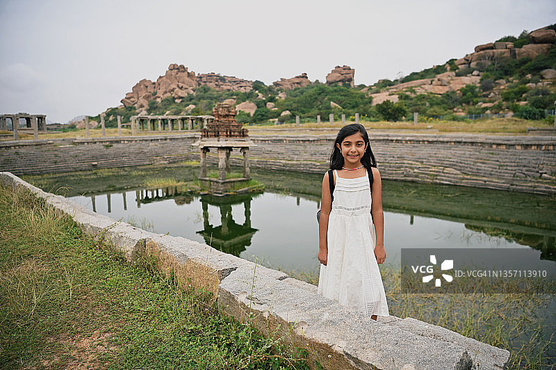 在卡纳塔克邦亨比台阶水井旁的女孩肖像图片素材