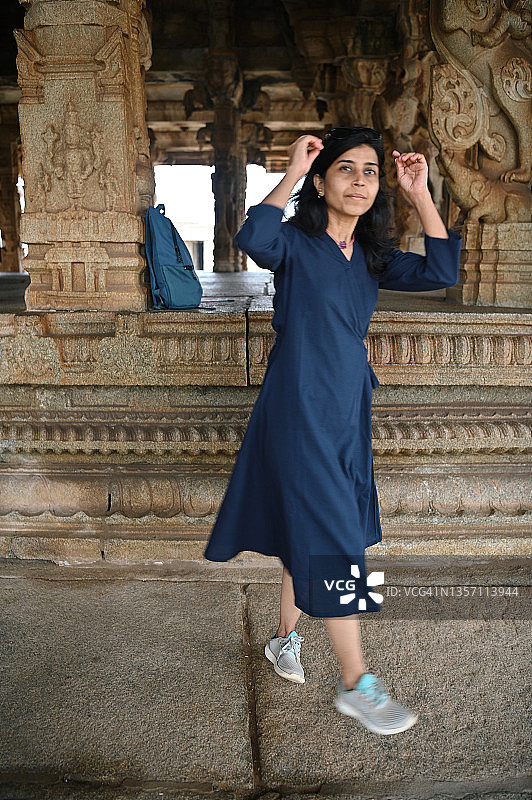 女人在卡纳塔克邦亨比探索古庙遗址图片素材