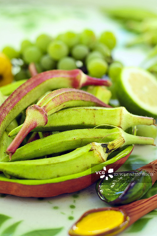 复古盘子里的有机秋葵图片素材