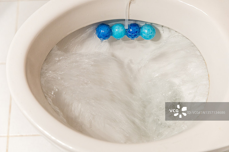 特写：马桶冲水图片素材