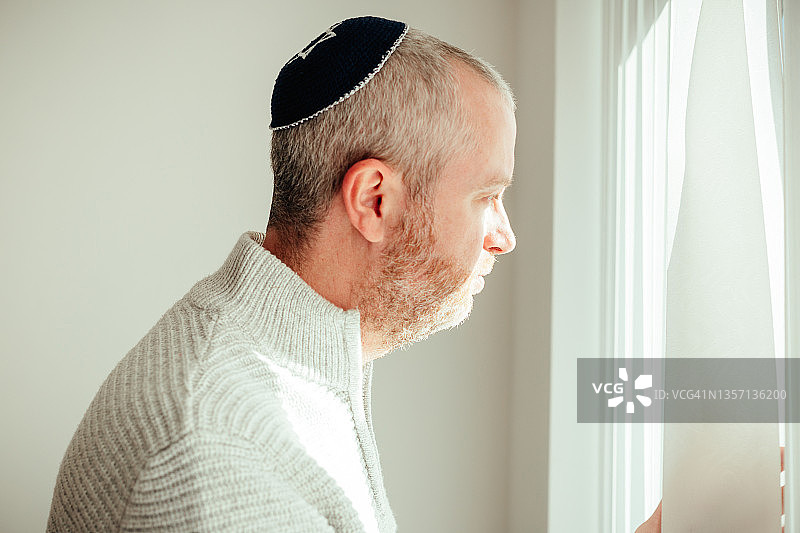 犹太男子在家中戴小圆帽图片素材