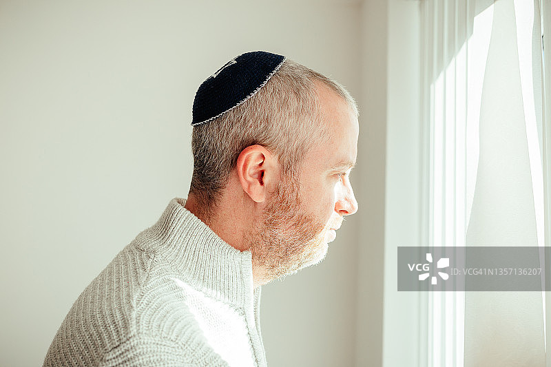 犹太男子在家中戴小圆帽图片素材