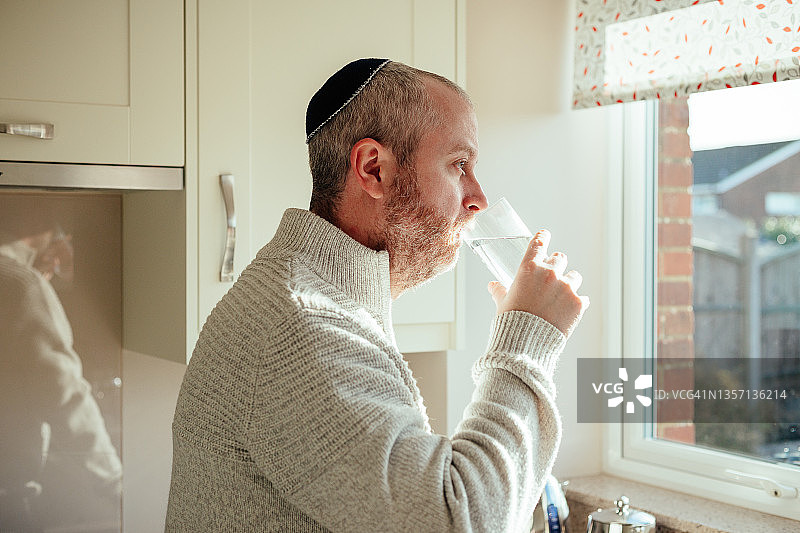 犹太男子在家中戴小圆帽图片素材