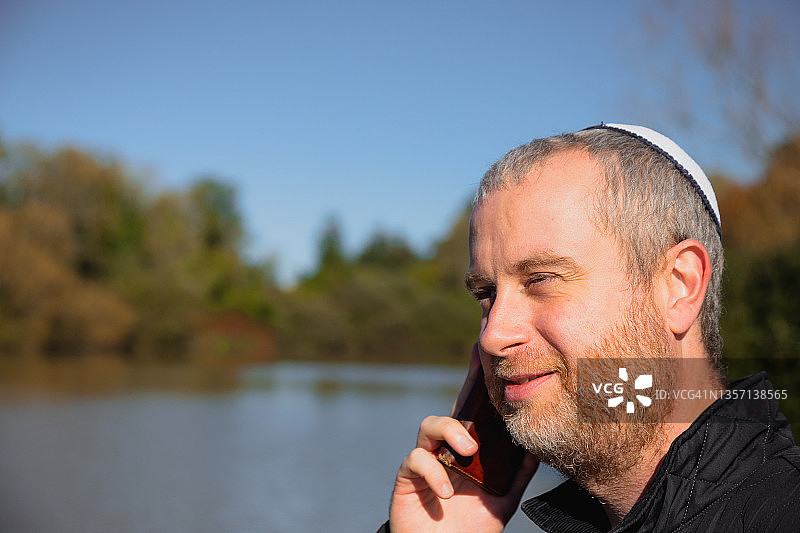 一名戴着小圆帽的犹太人走在居民区街道上图片素材