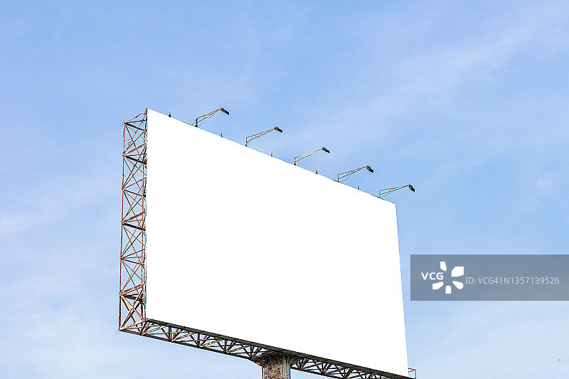 城市街道上的空白广告牌：户外广告图片素材