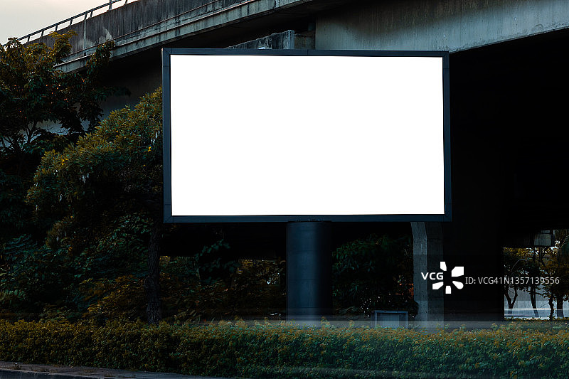 城市街道上的空白广告牌：户外广告图片素材