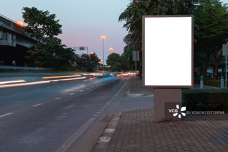 城市街道上的空白广告牌：户外广告图片素材