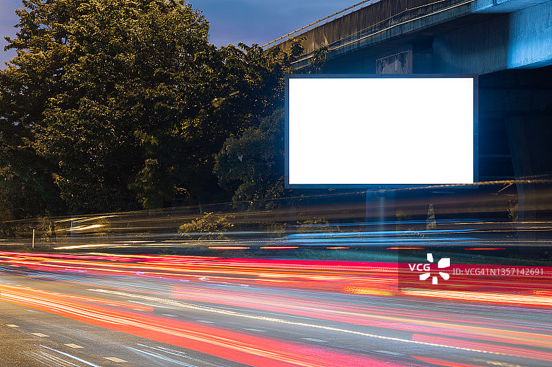 城市街道上的空白广告牌：户外广告图片素材