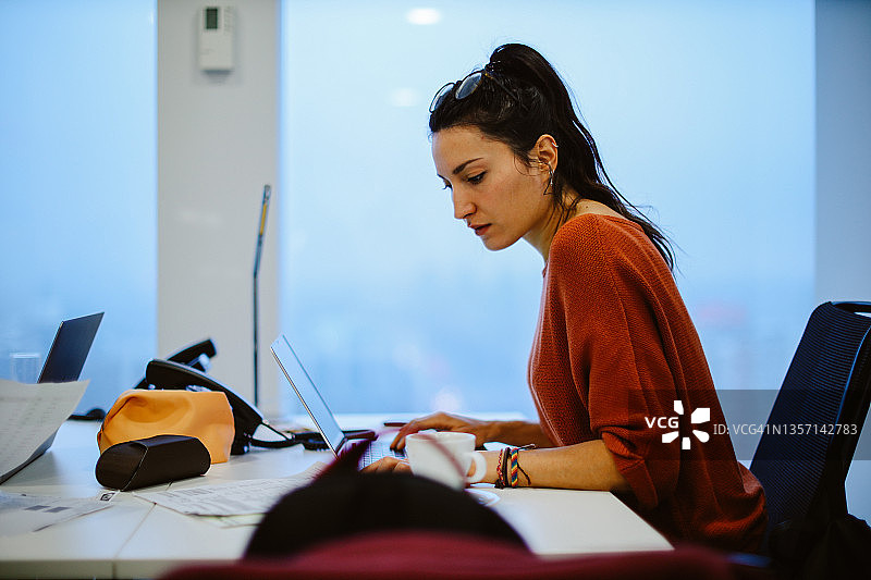 女性开发者在办公室工作图片素材