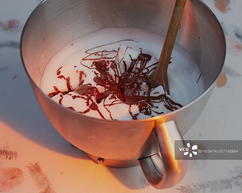 巧克力慕斯的制作过程图片素材
