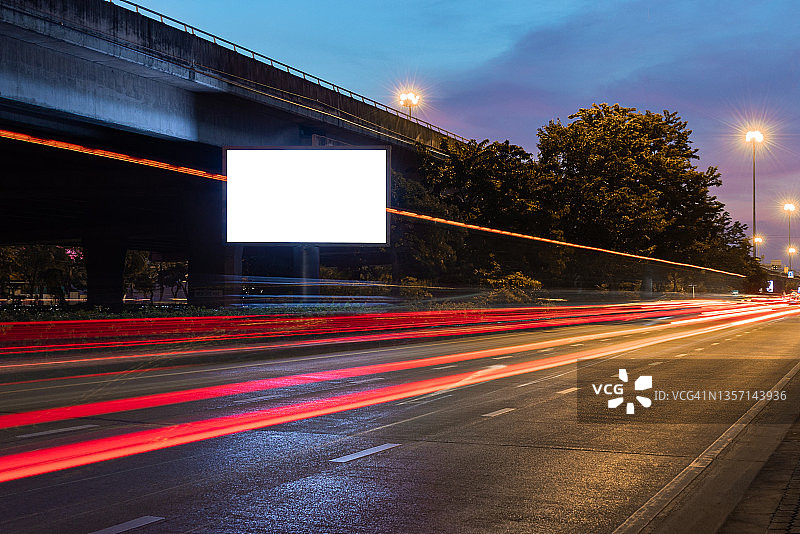 城市街道上的空白广告牌：户外广告图片素材