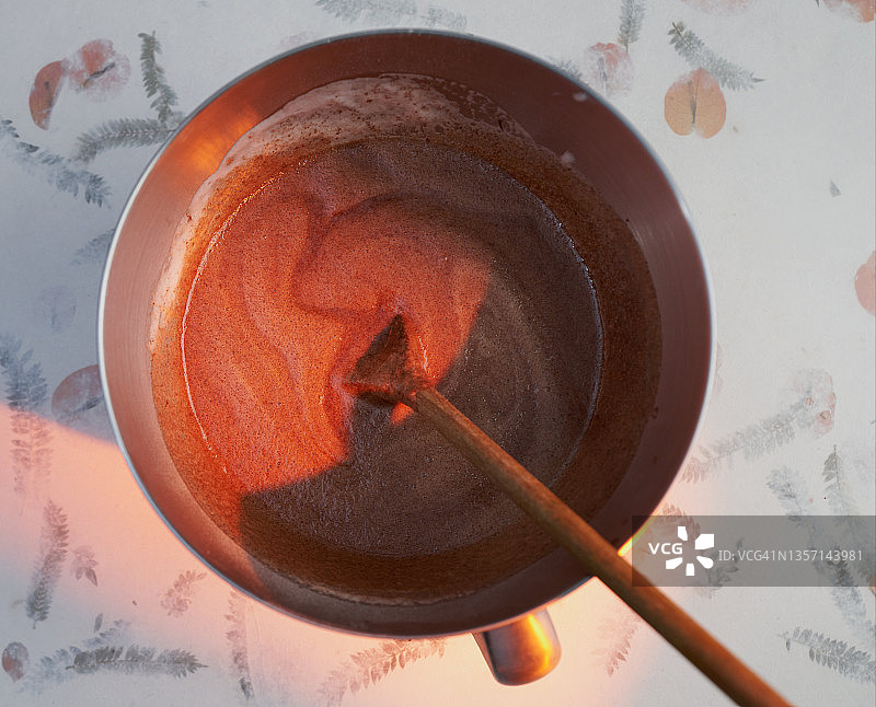 巧克力慕斯的制作过程图片素材