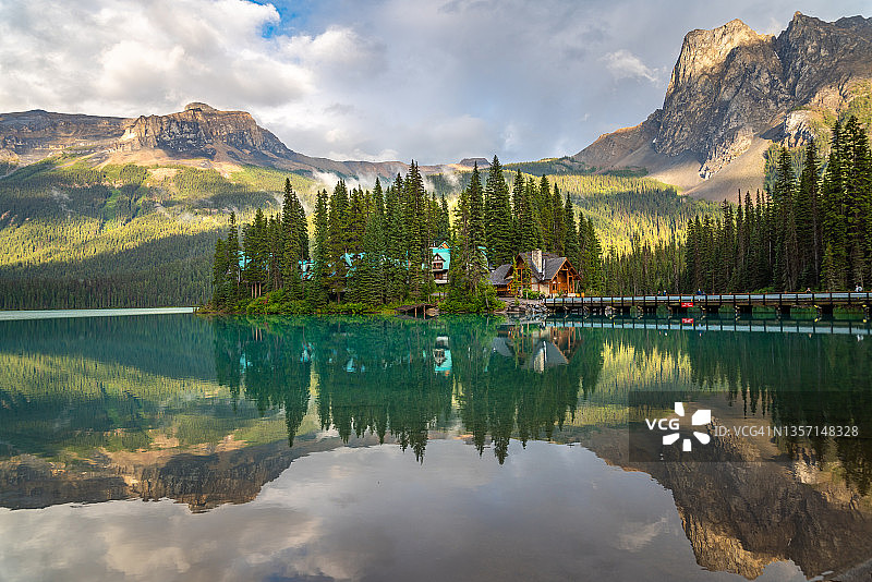 加拿大不列颠哥伦比亚省幽鹤国家公园翡翠湖日落图片素材