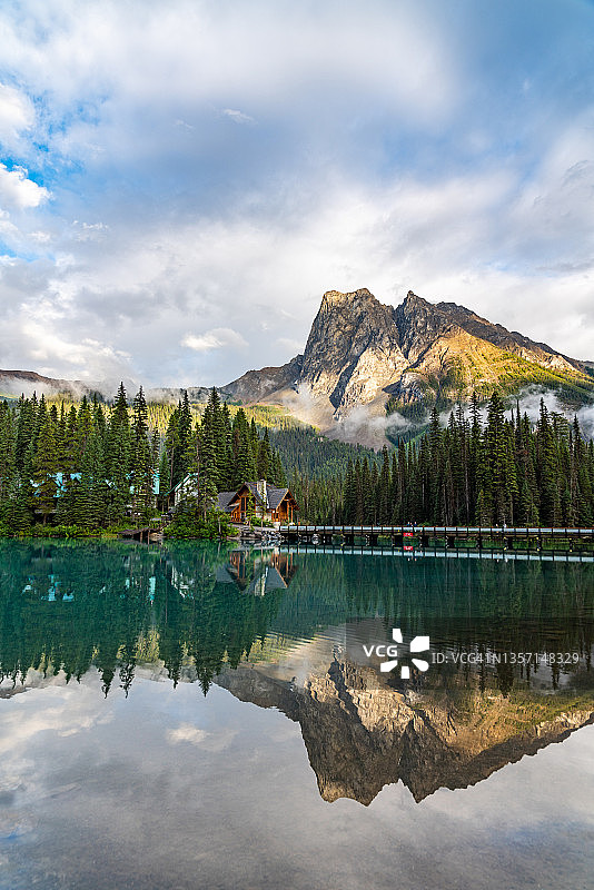 加拿大不列颠哥伦比亚省幽鹤国家公园翡翠湖日落图片素材