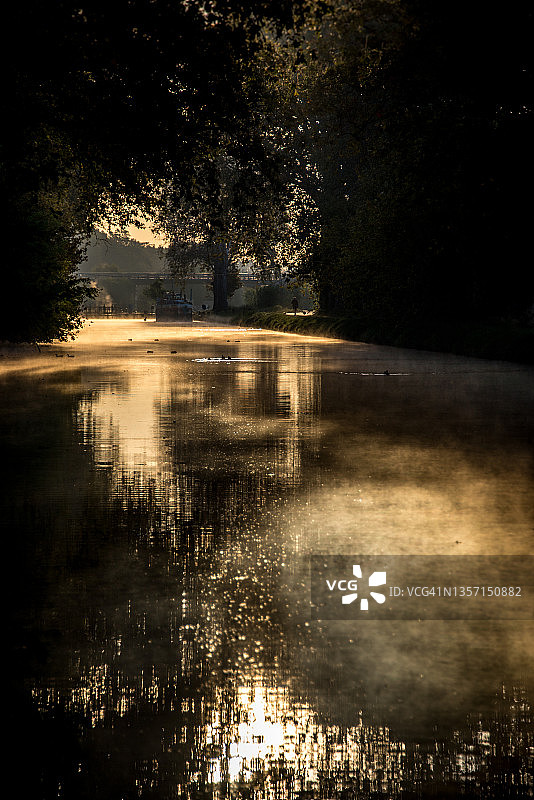 中度薄雾图片素材