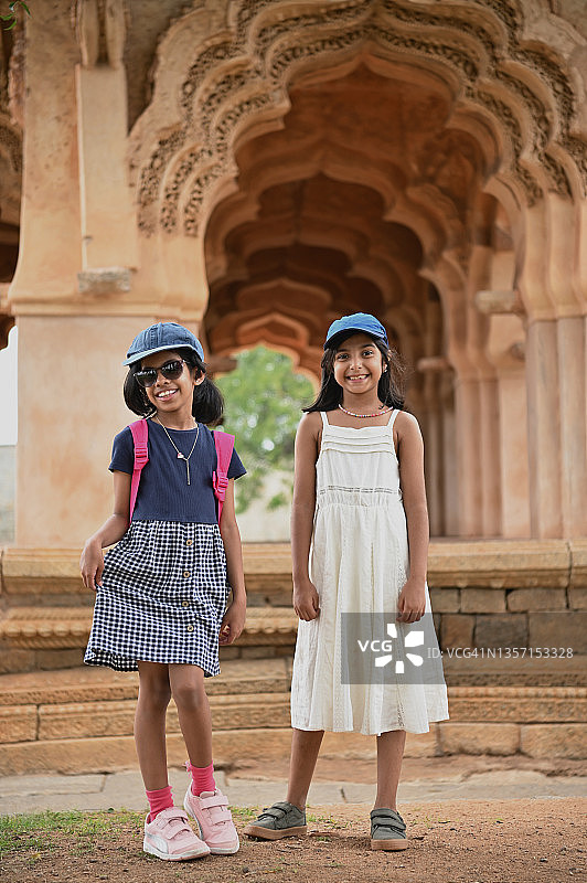 卡纳塔克邦亨比莲花宫前的两个女孩肖像图片素材