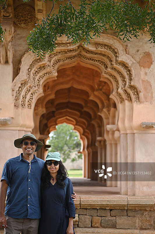 一对夫妇在卡纳塔克邦亨比莲花石宫前的合影图片素材