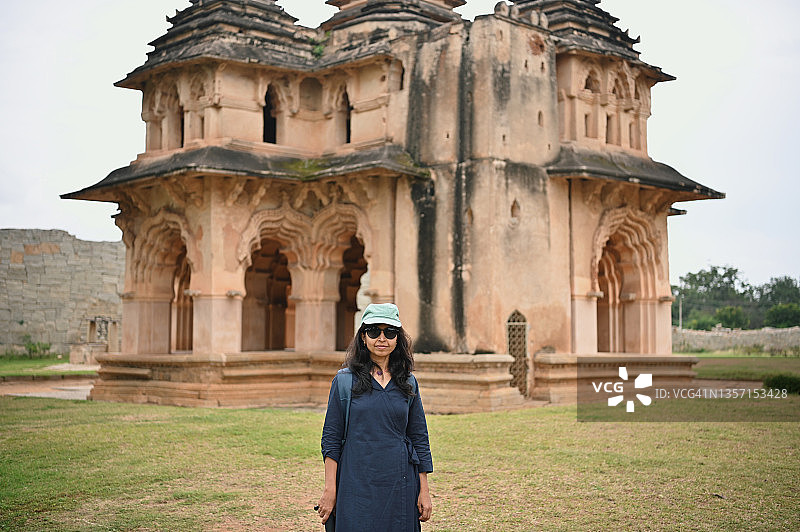 女人站在卡纳塔克邦亨比的莲花石宫前图片素材
