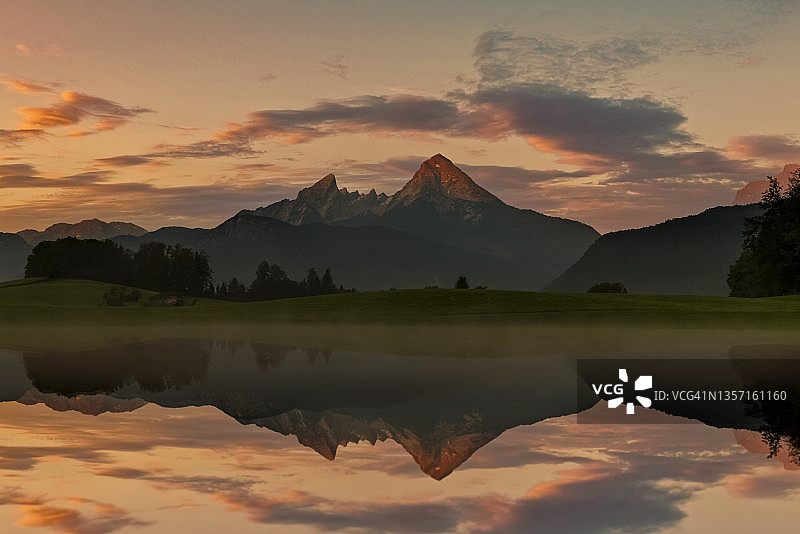 阿尔卑斯山瓦茨曼峰日落时的倒影 - 贝希特斯加登国家公园图片素材