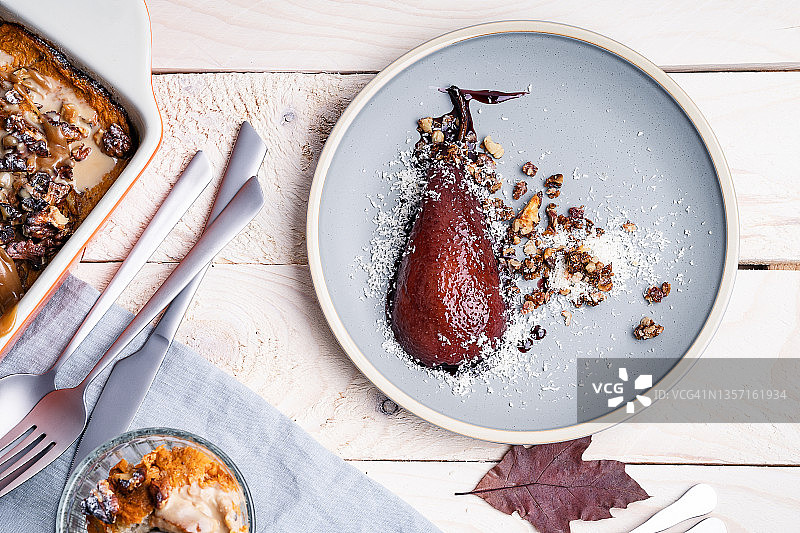 绿色陶瓷盘中的红酒煮梨，顶视图图片素材