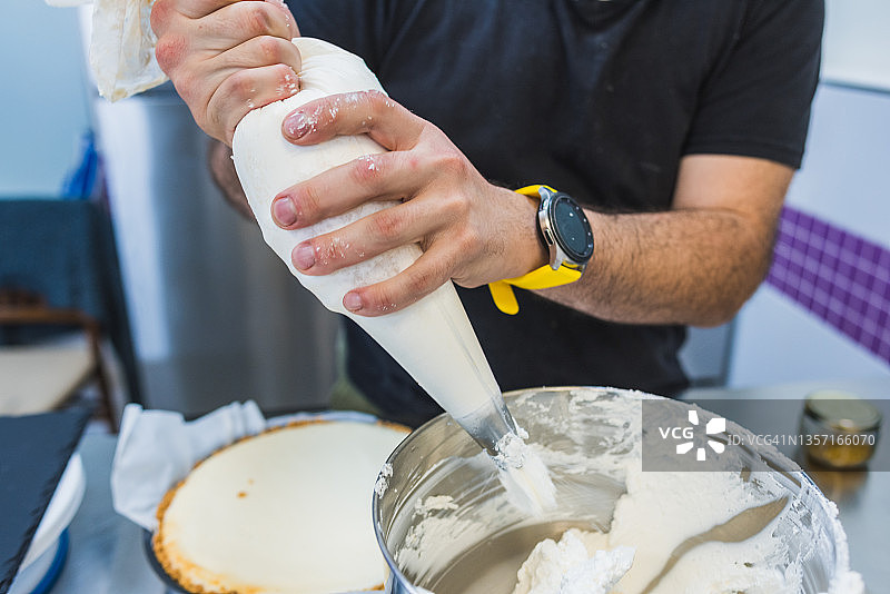 糕点厨师用奶油和柠檬屑装饰柠檬挞图片素材