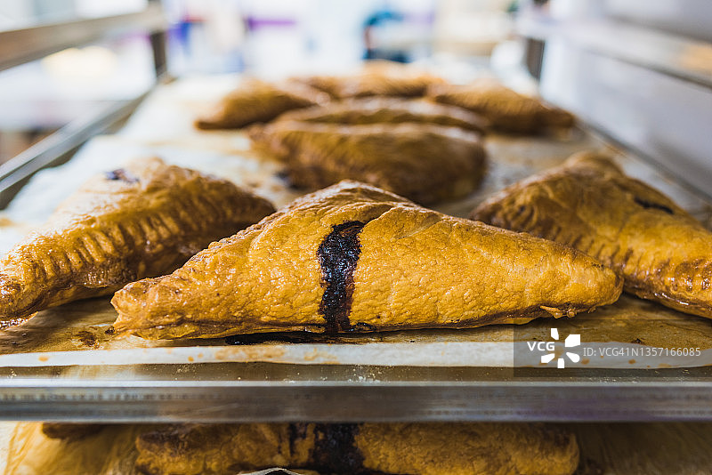 糕点店内新鲜出炉的巧克力馅面包图片素材