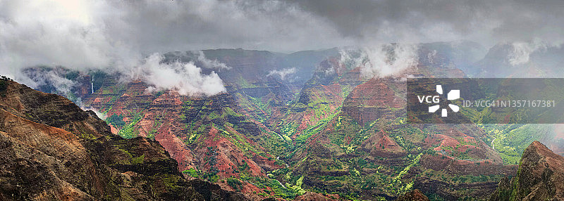 考艾岛威美亚峡谷的雾雨全景图片素材
