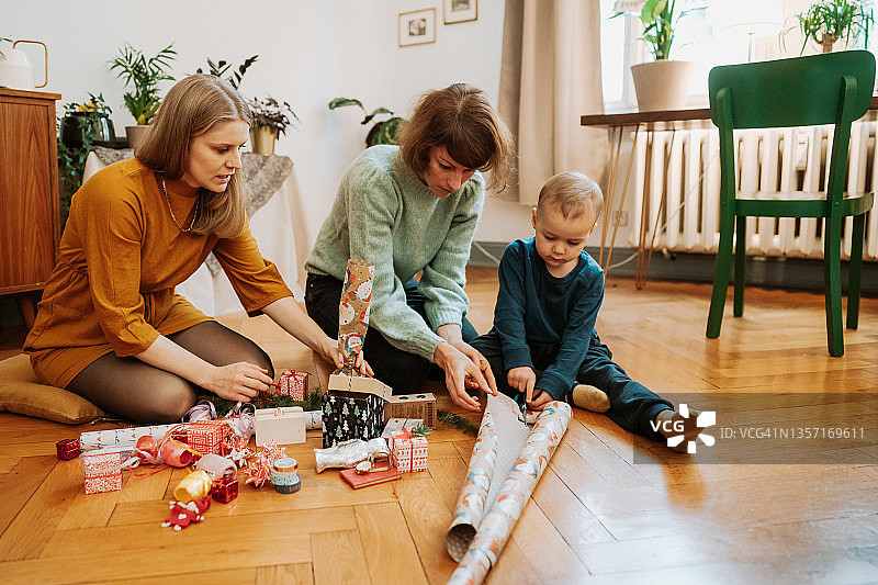 家庭在家准备圣诞礼物图片素材
