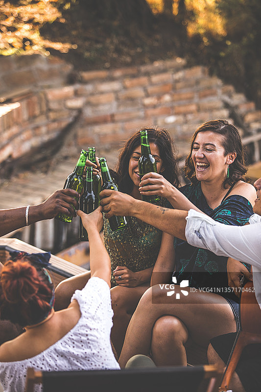 欢呼雀跃的美好时光图片素材