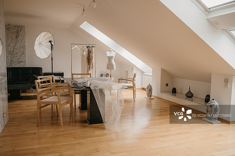 带有服装模特和衣架的婚纱工作室图片素材