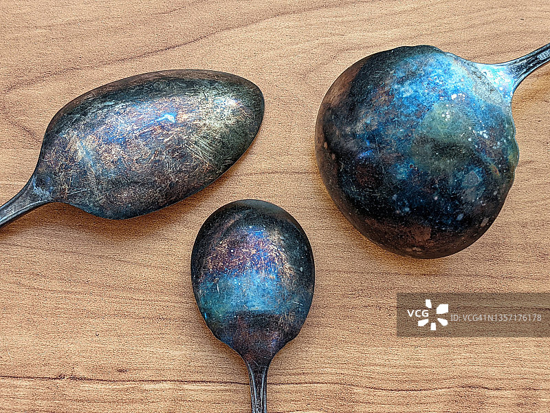 失去光泽的银勺图片素材