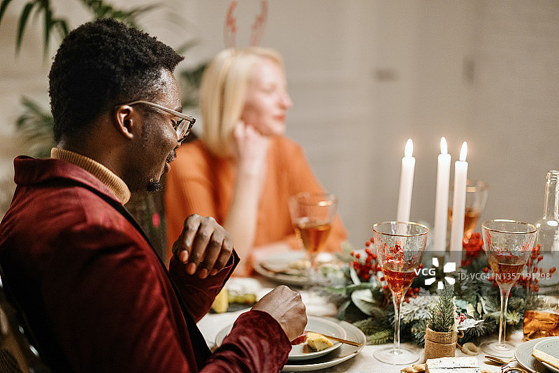 朋友们在家中共度圣诞和新年晚餐图片素材