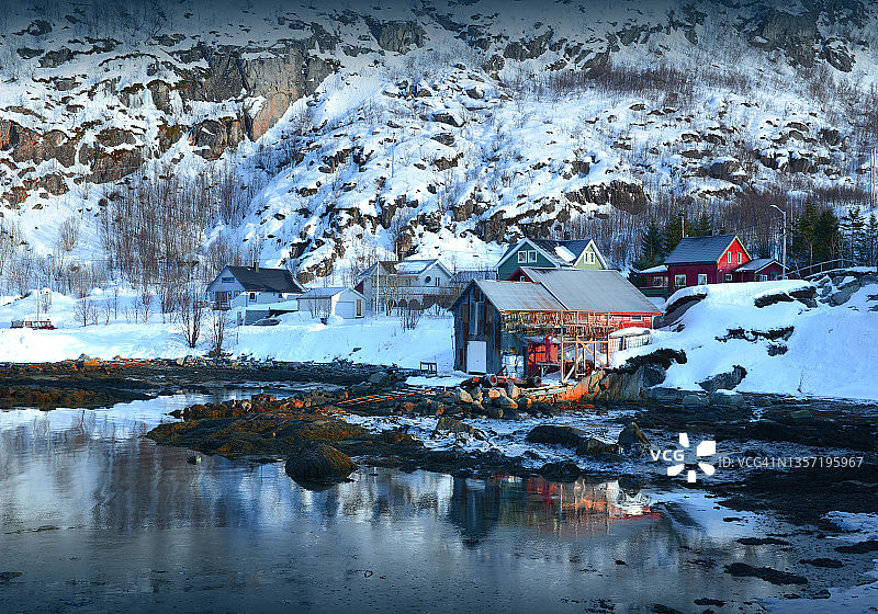 挪威格罗特峡湾冬末港口的渔船图片素材