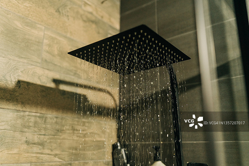 浴室里的淋浴喷头和水滴图片素材