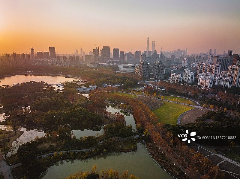 从市中心世纪公园 viewing 上海日落天际线图片素材
