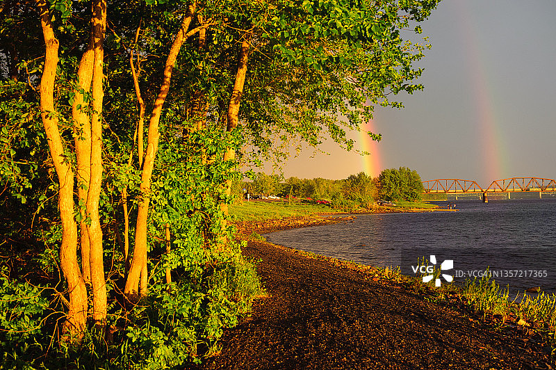 加拿大新不伦瑞克省弗雷德里克顿市圣约翰河上的美丽双彩虹图片素材