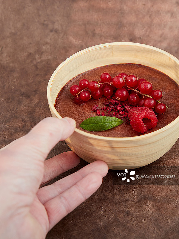 红色水果巧克力慕斯图片素材