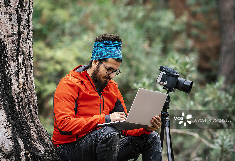 在户外用笔记本电脑工作的自由摄影师图片素材