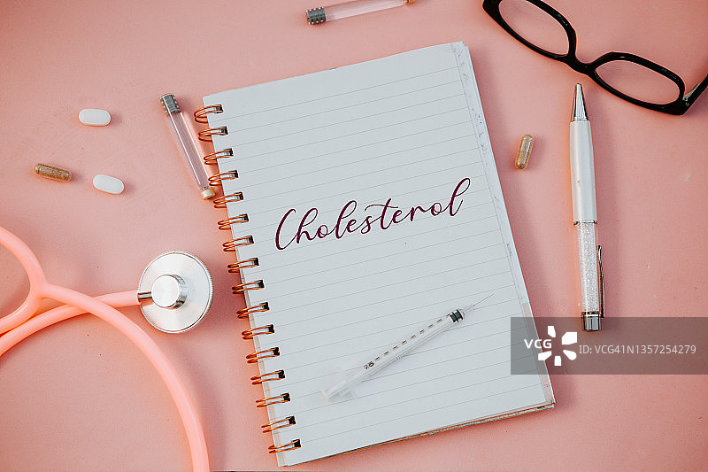 记事本上胆固醇信息的医疗办公桌图片素材