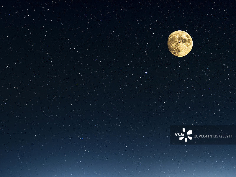 夜晚星空和满月的完整画面图片素材