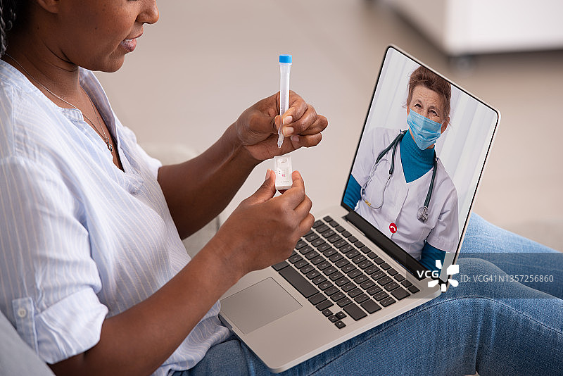 女人进行新冠病毒检测图片素材