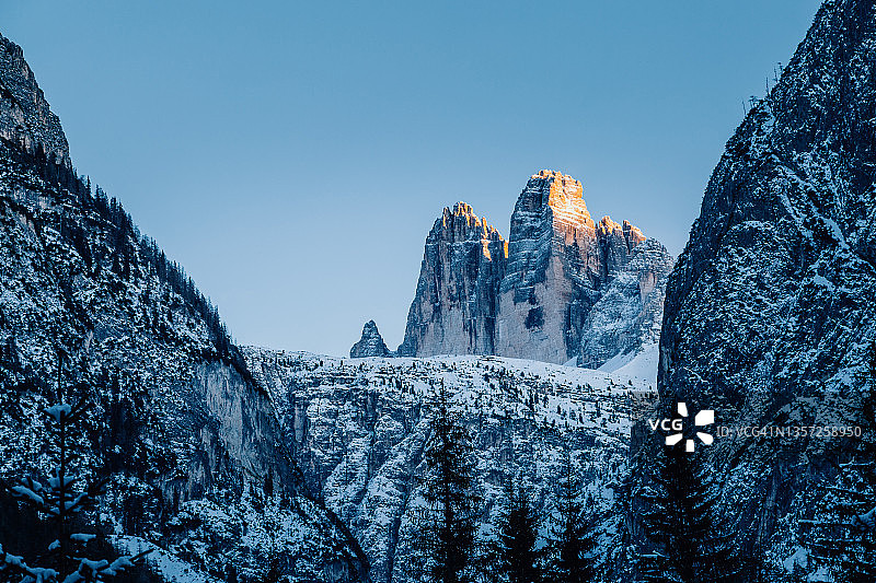 拉瓦莱多三峰，多洛米蒂阿尔卑斯山，意大利，冬日雪景，日落时分的山峰图片素材