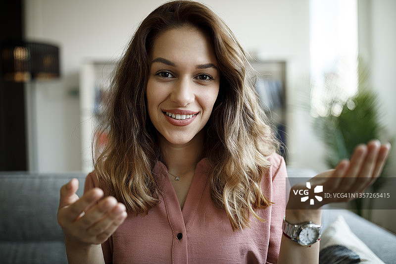 在家进行视频通话的微笑年轻女子头像图片素材
