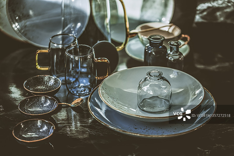 蓝色餐桌布置图片素材