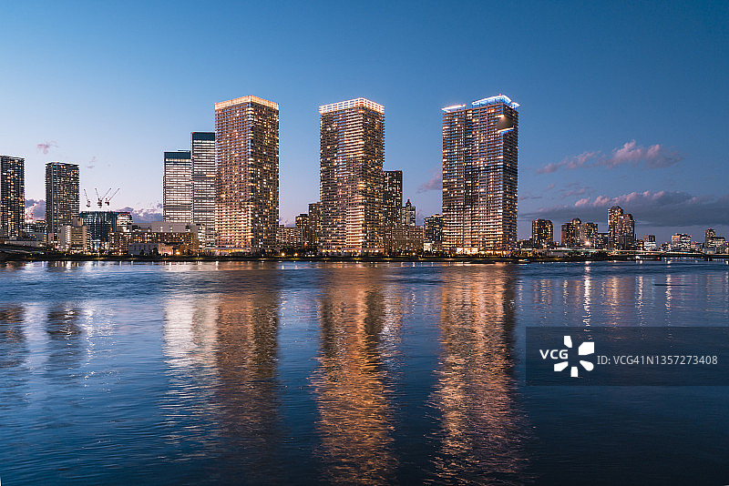 东京海湾的黄昏天际线图片素材