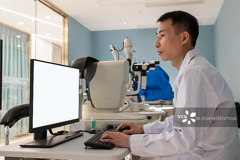 眼科医生正在调整眼科仪器图片素材